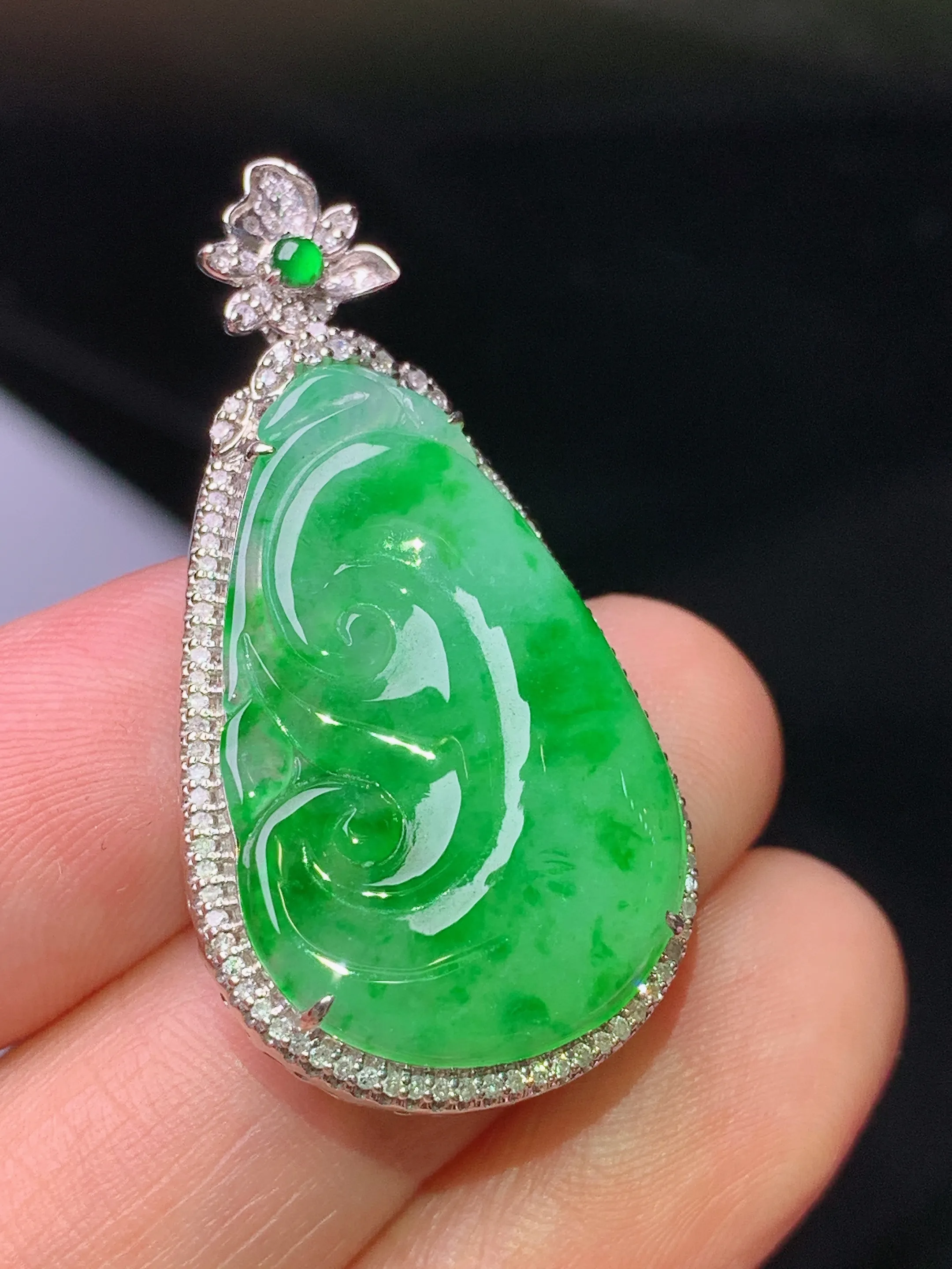 18k金钻镶嵌翠绿如意吊坠 玉质细腻 色泽清新艳丽 整体尺寸36.6*18.8*7.2