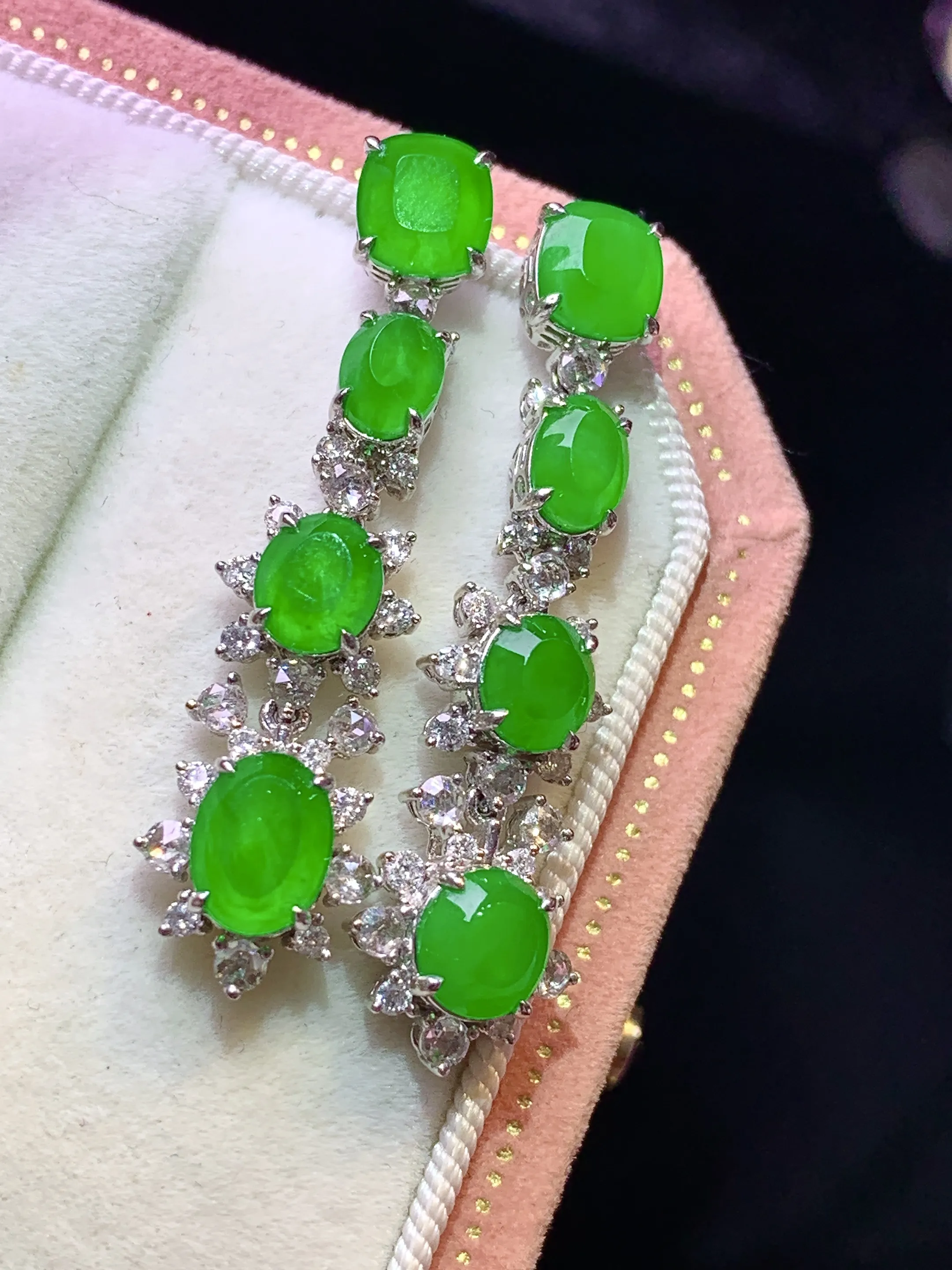 18k金钻镶嵌满绿蛋面耳坠 玉质细腻 色泽清新艳丽 整体尺寸34.7*9.5*5.5