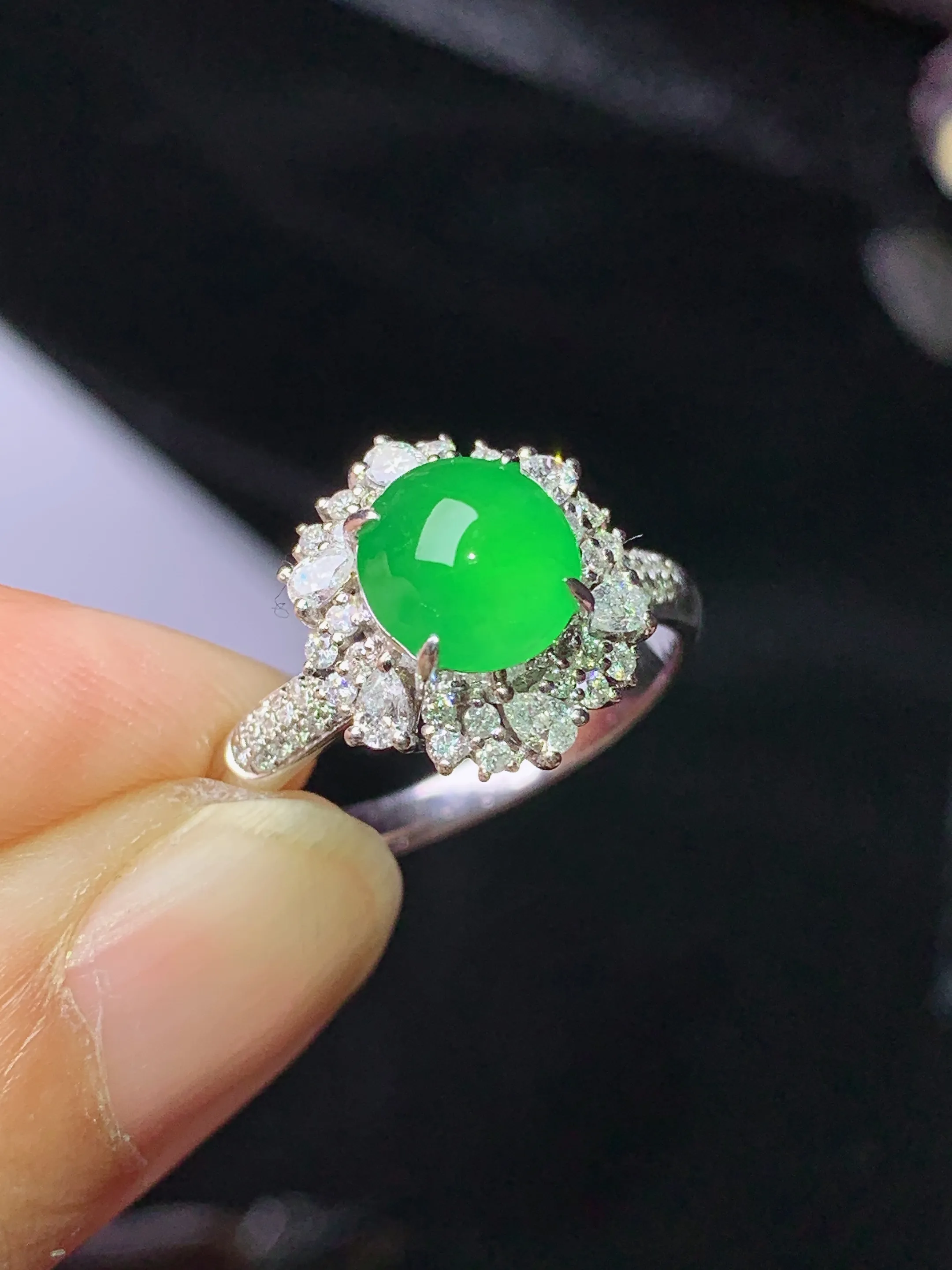 18k金钻镶嵌满绿蛋面戒指 玉质细腻 色泽清新艳丽 圈口14.5 整体尺寸13*11.5*8.5