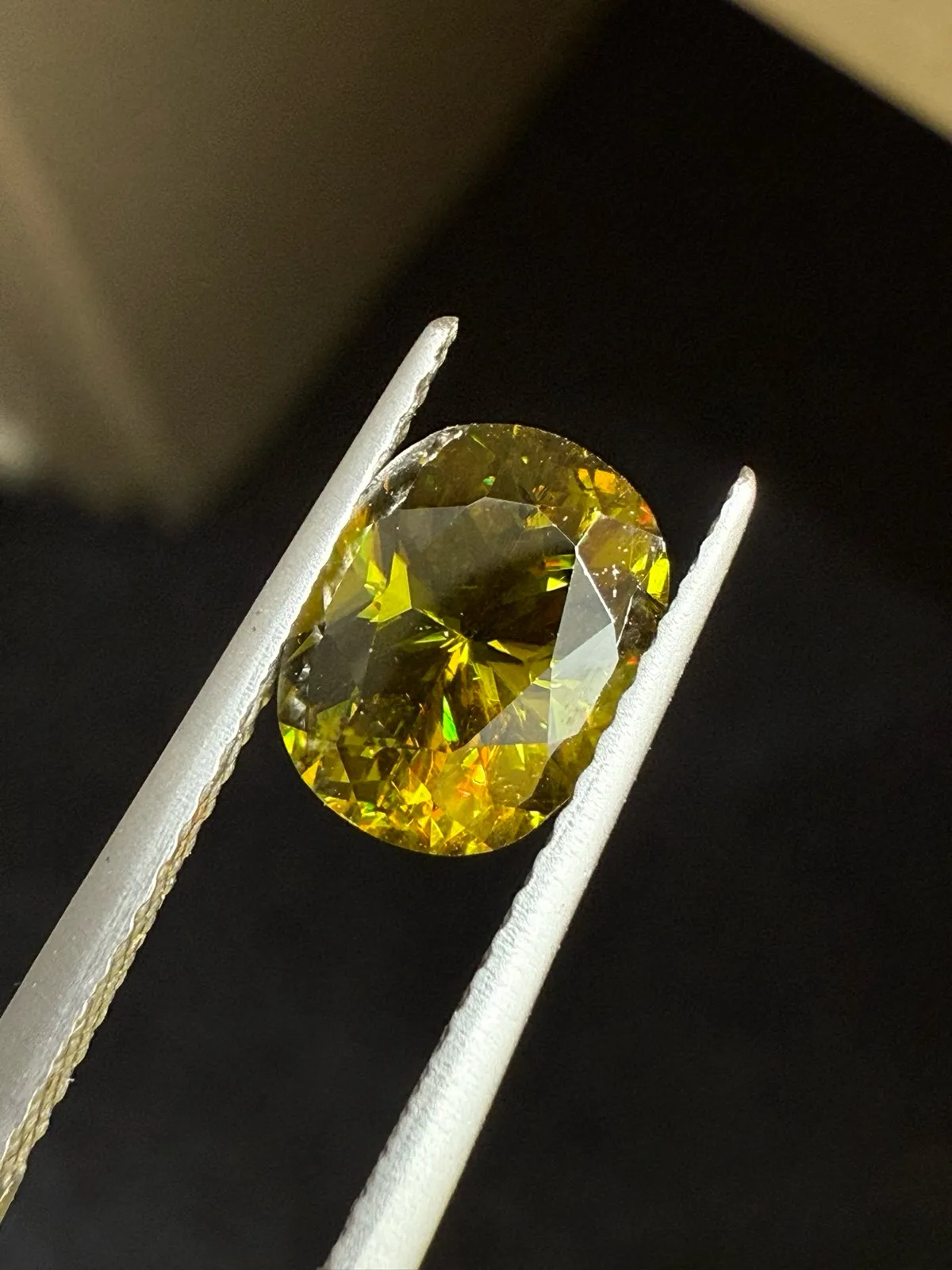 2.24克拉天然榍石戒面裸石，颜色超美，火彩超好，尺寸：8.6*6.8*5.3mm