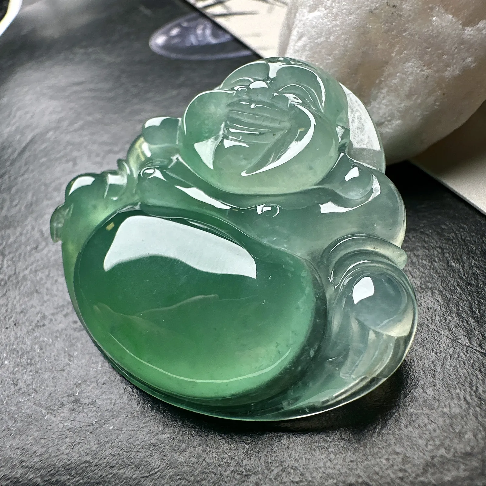 【冰种飘绿大佛公吊坠】种水上乘，晶莹剔透，纯净通透，莹光感很强