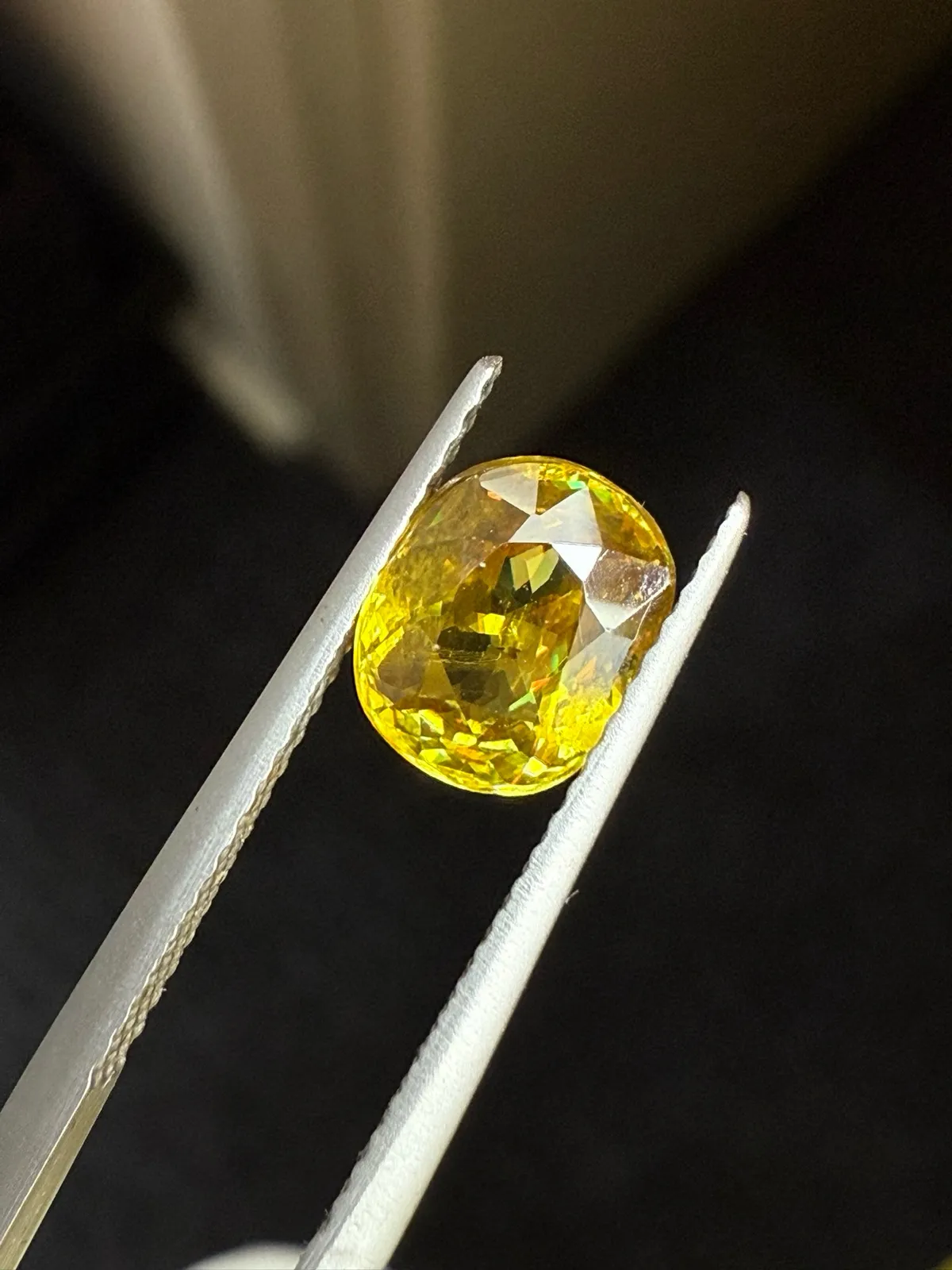 2.065克拉天然榍石戒面裸石，颜色超美，火彩超好，尺寸：8*6.6*4.5mm