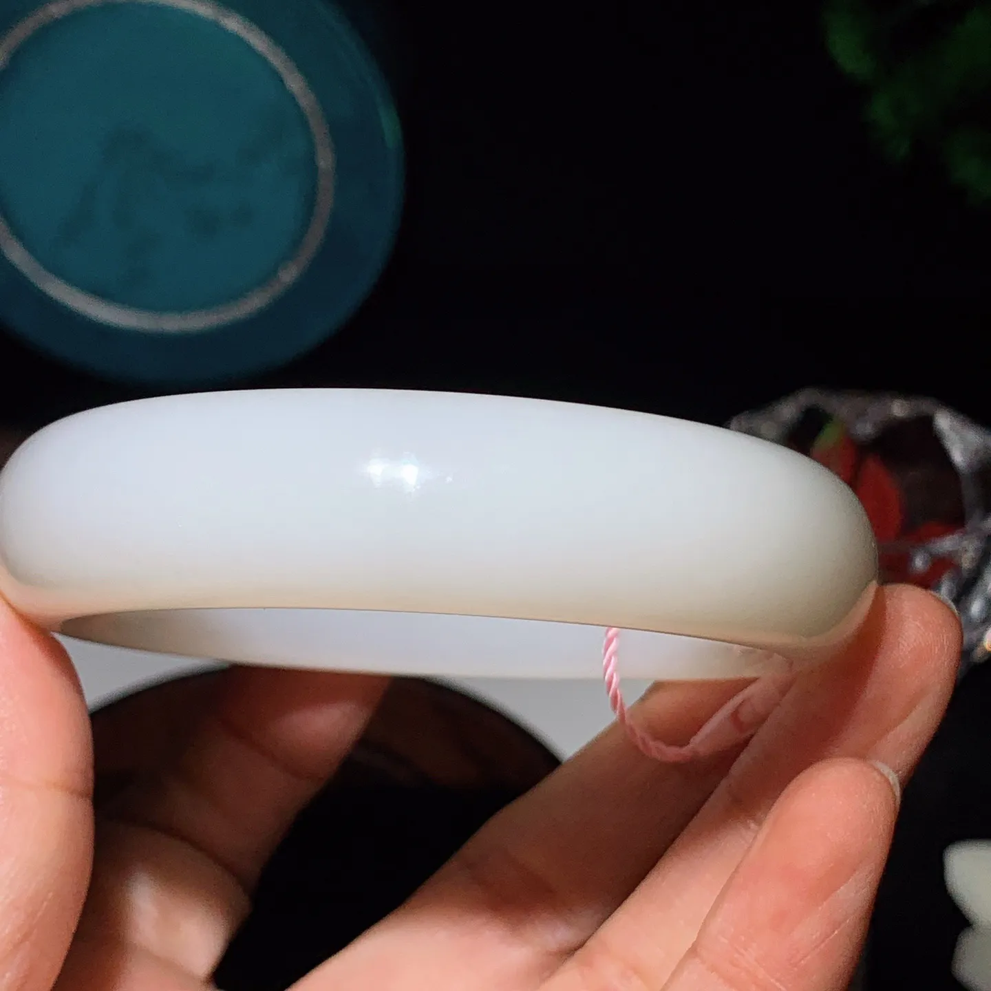 收藏级！58圈口 新疆和田玉白玉羊脂白手镯。羊脂白玉宽版手镯。58圈口条宽17厚10重82.6克 无裂无杂 玉质细腻油润 底色纯净 脂粉好，品质好。lt251231