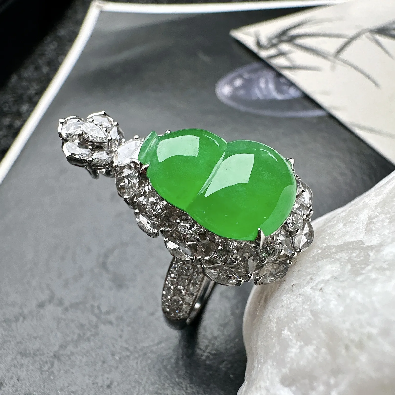 【冰种满绿葫芦戒指、吊坠两用款】质地细腻，冰润起光，胶感强烈，冰感明显，18K金钻精美镶嵌，裸石尺寸