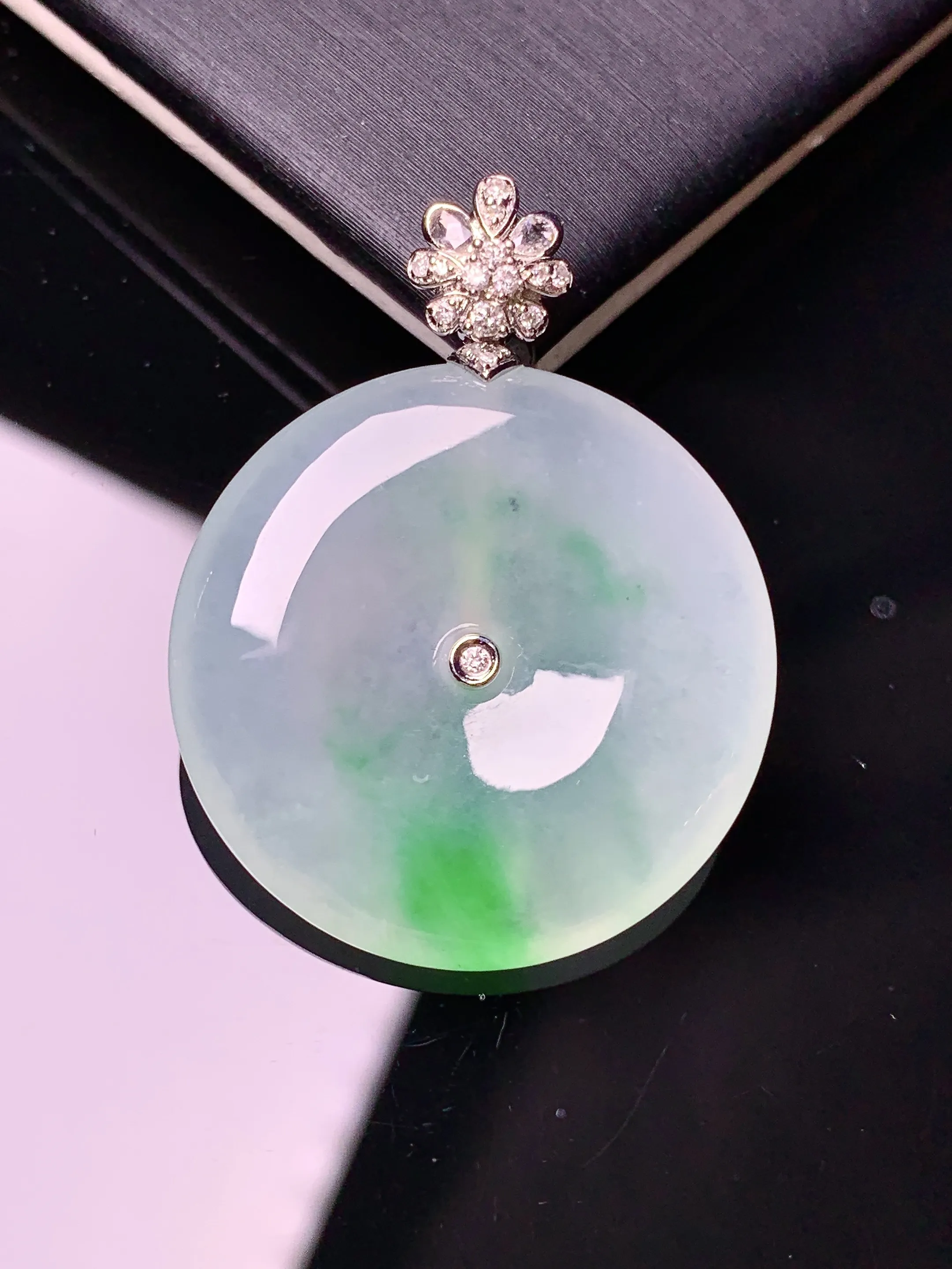 18k金钻镶嵌冰种飘绿平安扣吊坠 玉质细腻 色泽清新艳丽 整体尺寸33.6*25.7*5.2