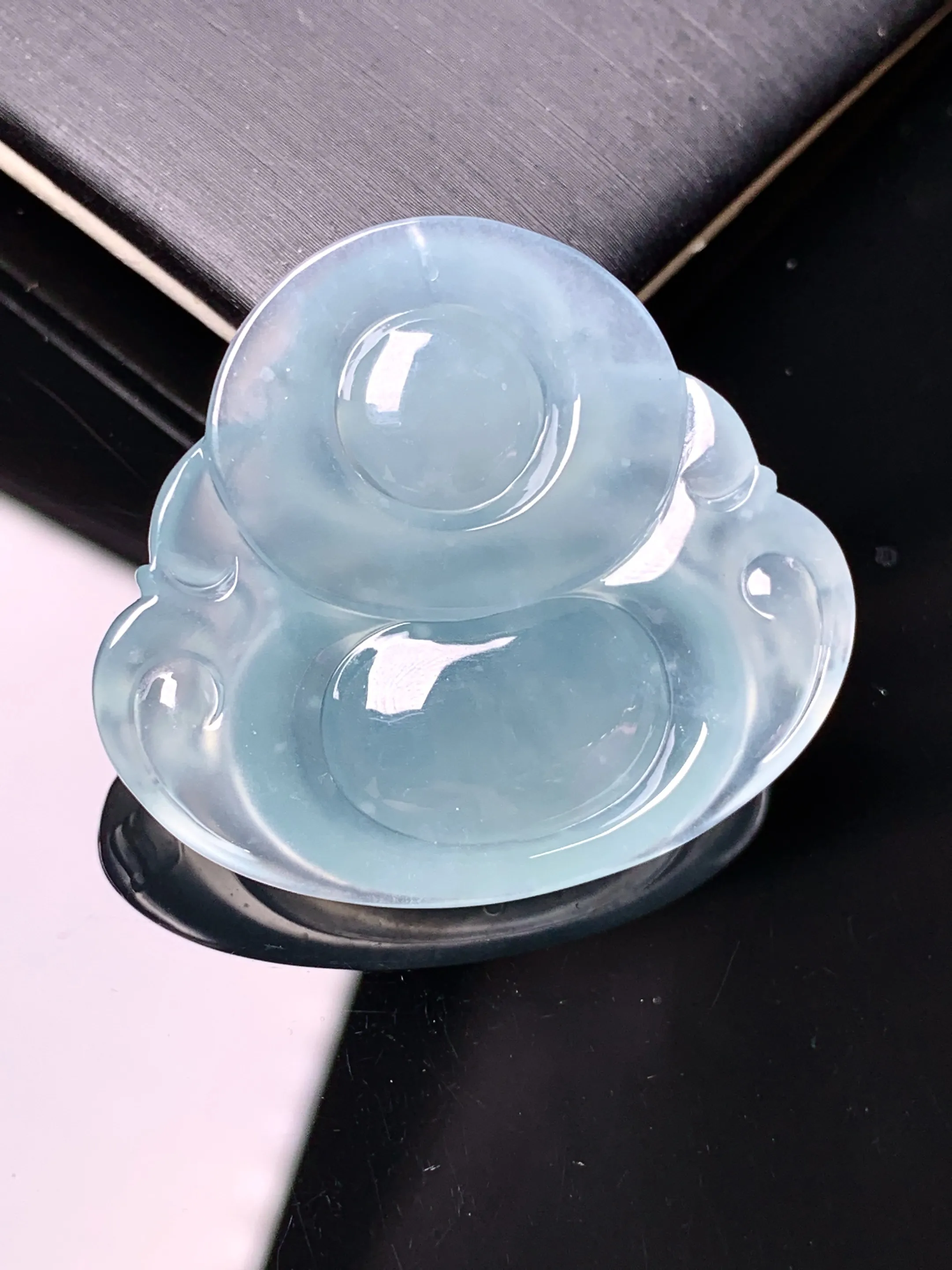 冰种浅蓝佛公吊坠 玉质细腻 色泽清新艳丽 整体尺寸32.3*36.3*7