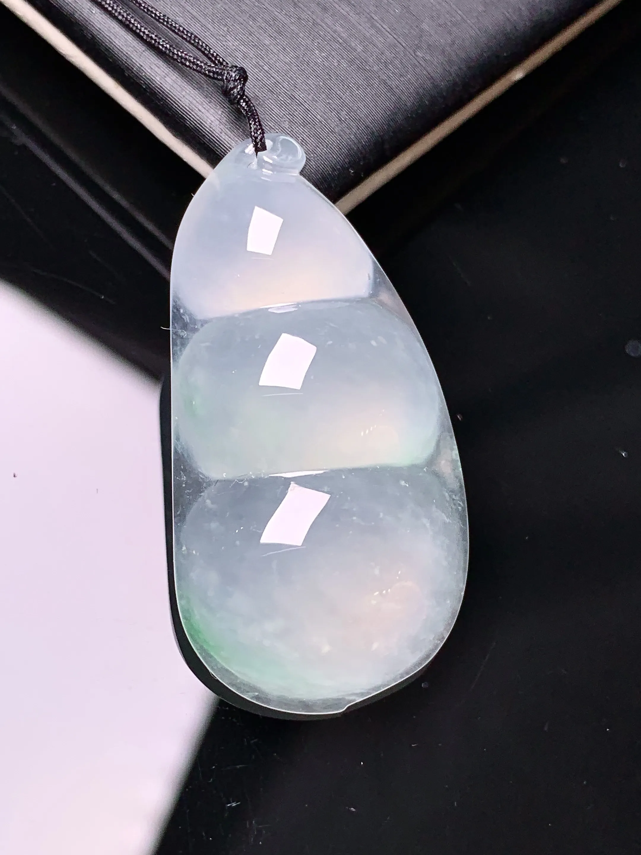 冰种四季豆吊坠 玉质细腻 色泽清新艳丽 整体尺寸34.7*18*6.7