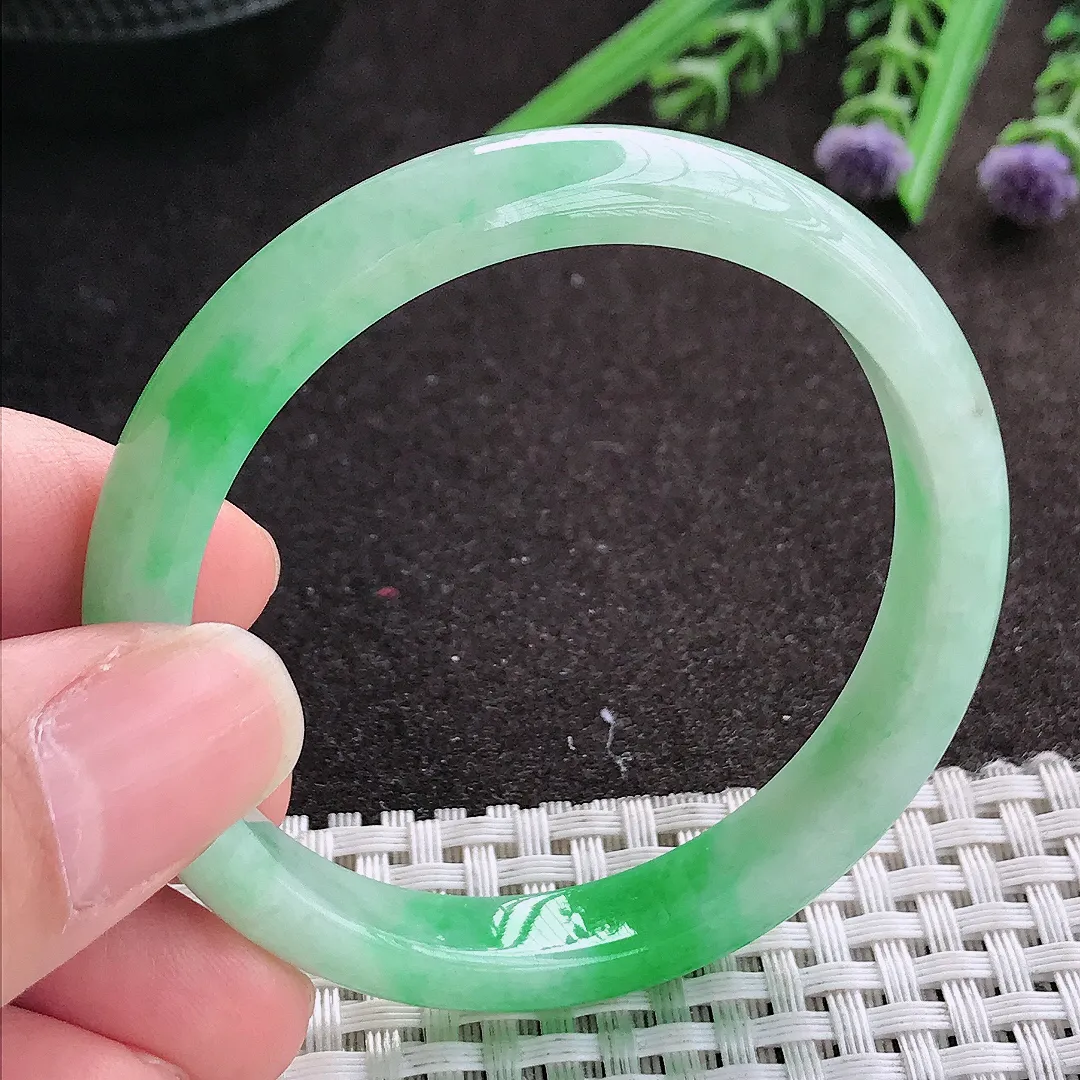 实拍A货翡翠51/9.4/6.4老坑精美飘阳绿手镯小圈口宽边玉镯手环
