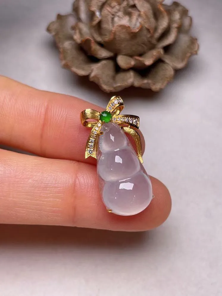 冰种福豆吊坠、真金真钻镶嵌，种水好，玉质细腻 .裸石尺寸 20.6*19