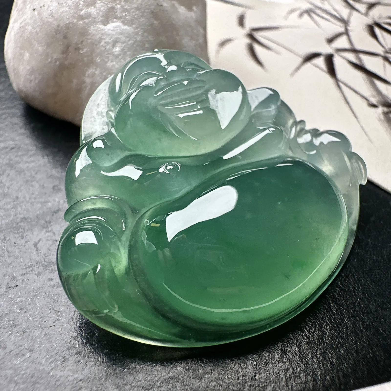 【冰种飘绿大佛公吊坠】种水上乘，晶莹剔透，纯净通透，莹光感很强