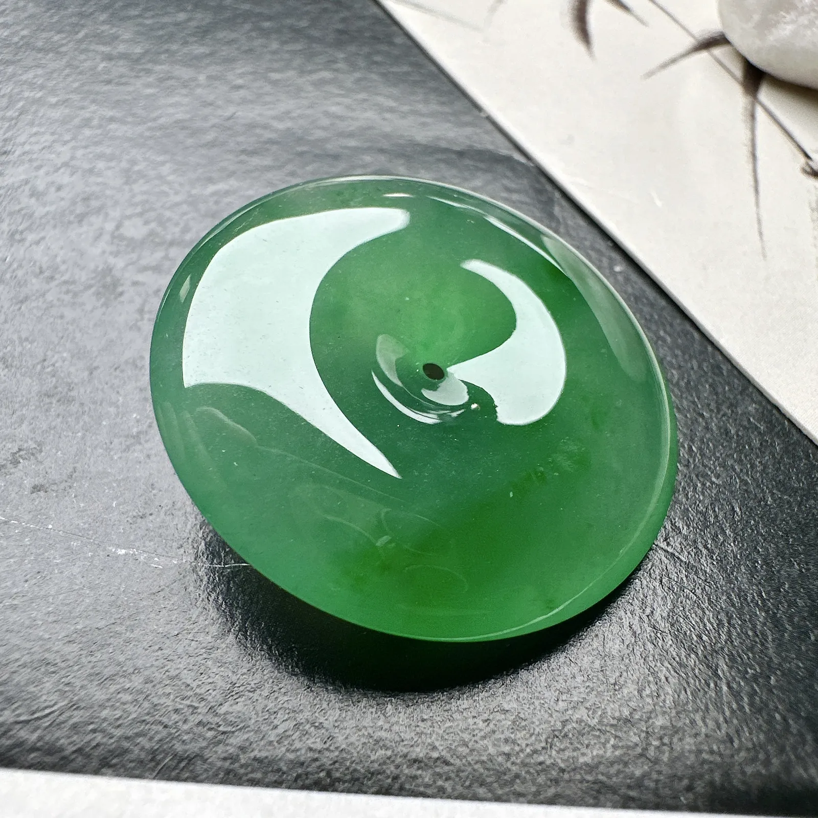 【冰种绿平安扣】质地细腻冰润，品质很好，冰感十足，胶感明显，收藏品质。