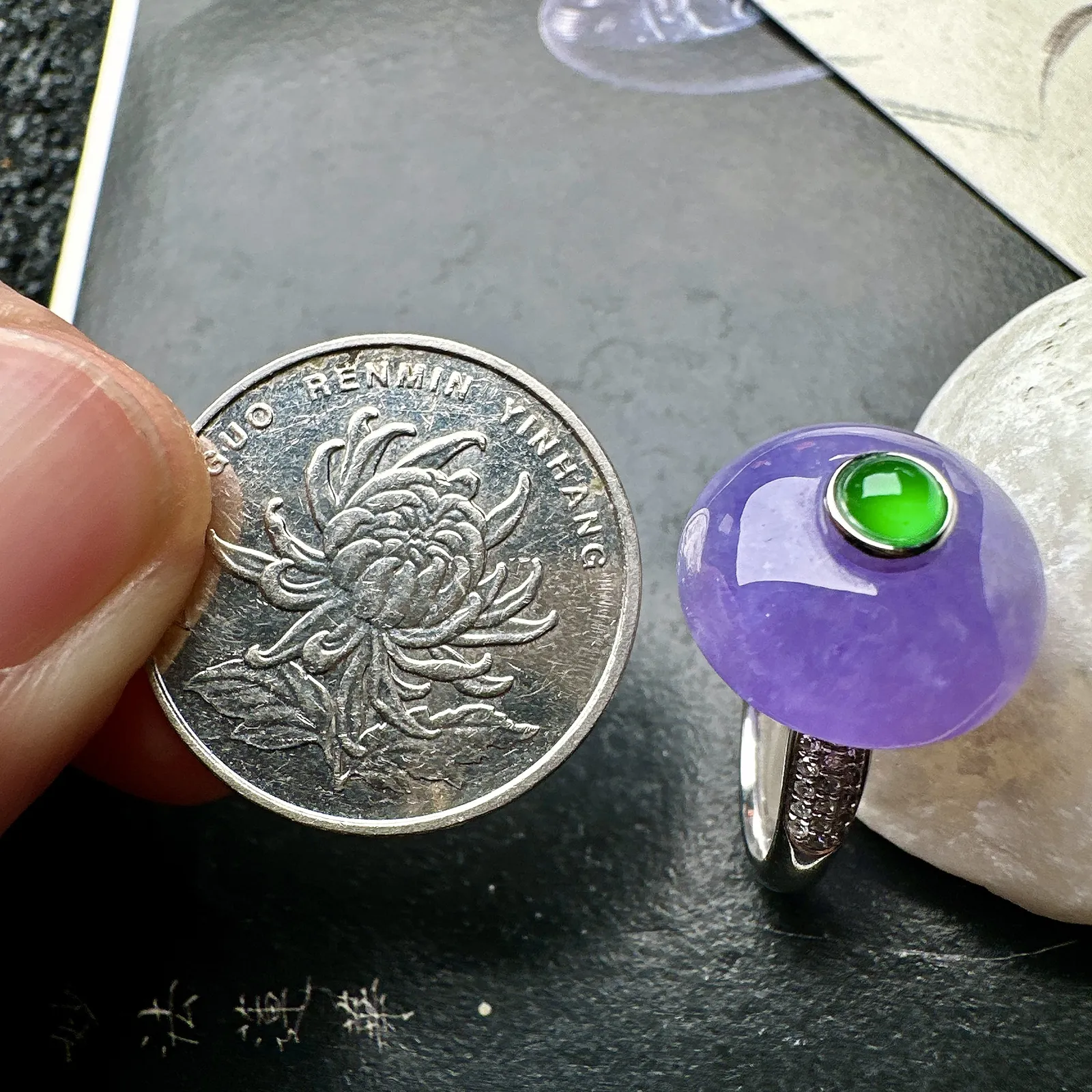 【冰种妖紫平安扣戒指】质地细腻，妖紫色泽，光泽度不错，18k金钻镶嵌，裸石尺寸15.8*7.3毫米