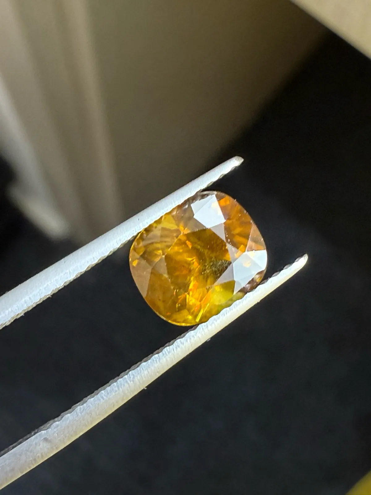 2.21克拉天然榍石戒面裸石，颜色超美，火彩超好，尺寸：8.2*7.2*5.1mm