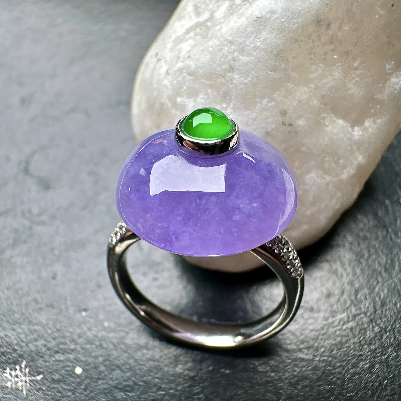 【冰种妖紫平安扣戒指】质地细腻，妖紫色泽，光泽度不错，18k金钻镶嵌，裸石尺寸15.8*7.3毫米