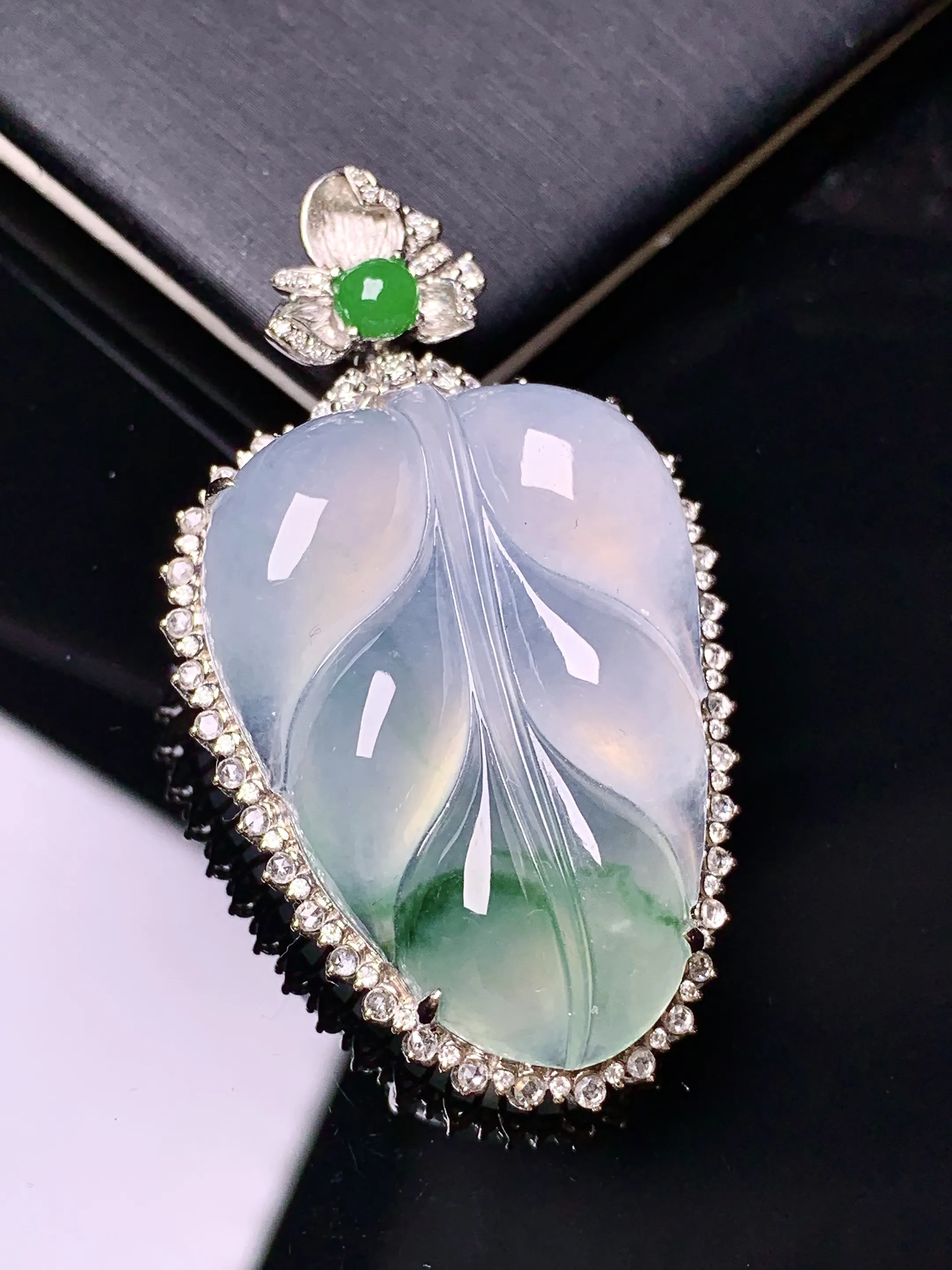 18k金钻镶嵌飘绿树叶吊坠 玉质细腻 色泽清新艳丽 整体尺寸47*27.5*10.6