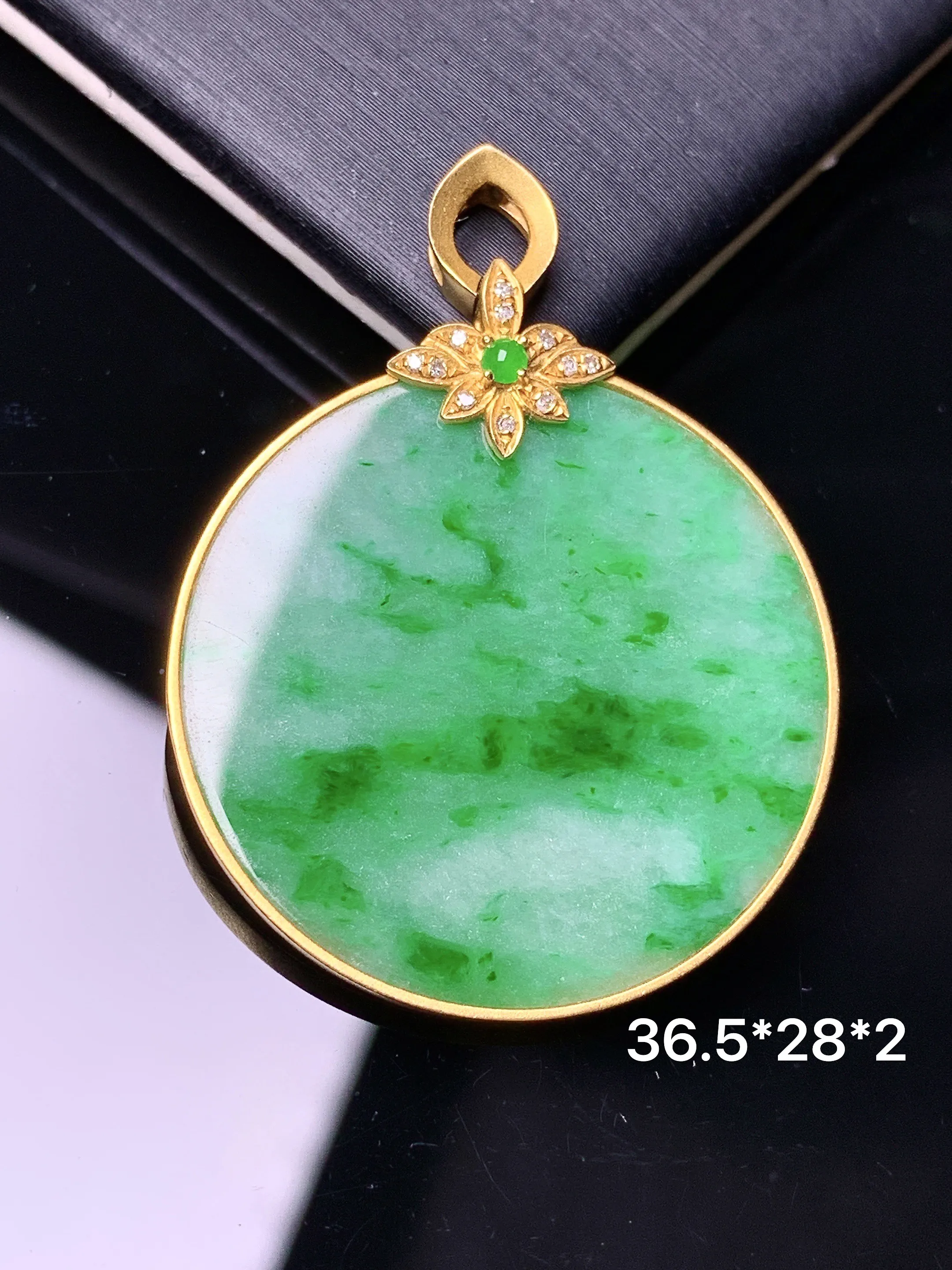 18k金镶嵌翠绿圆牌吊坠 玉质细腻 色泽清新艳丽 整体尺寸36.5*28*2