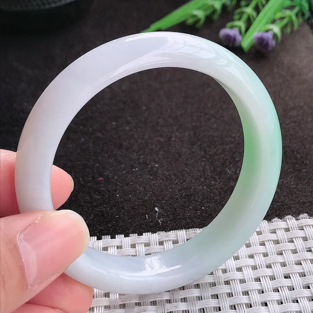 实拍A货翡翠54.5/12.8/7.8老坑精美温润飘绿手镯宽边玉镯手环