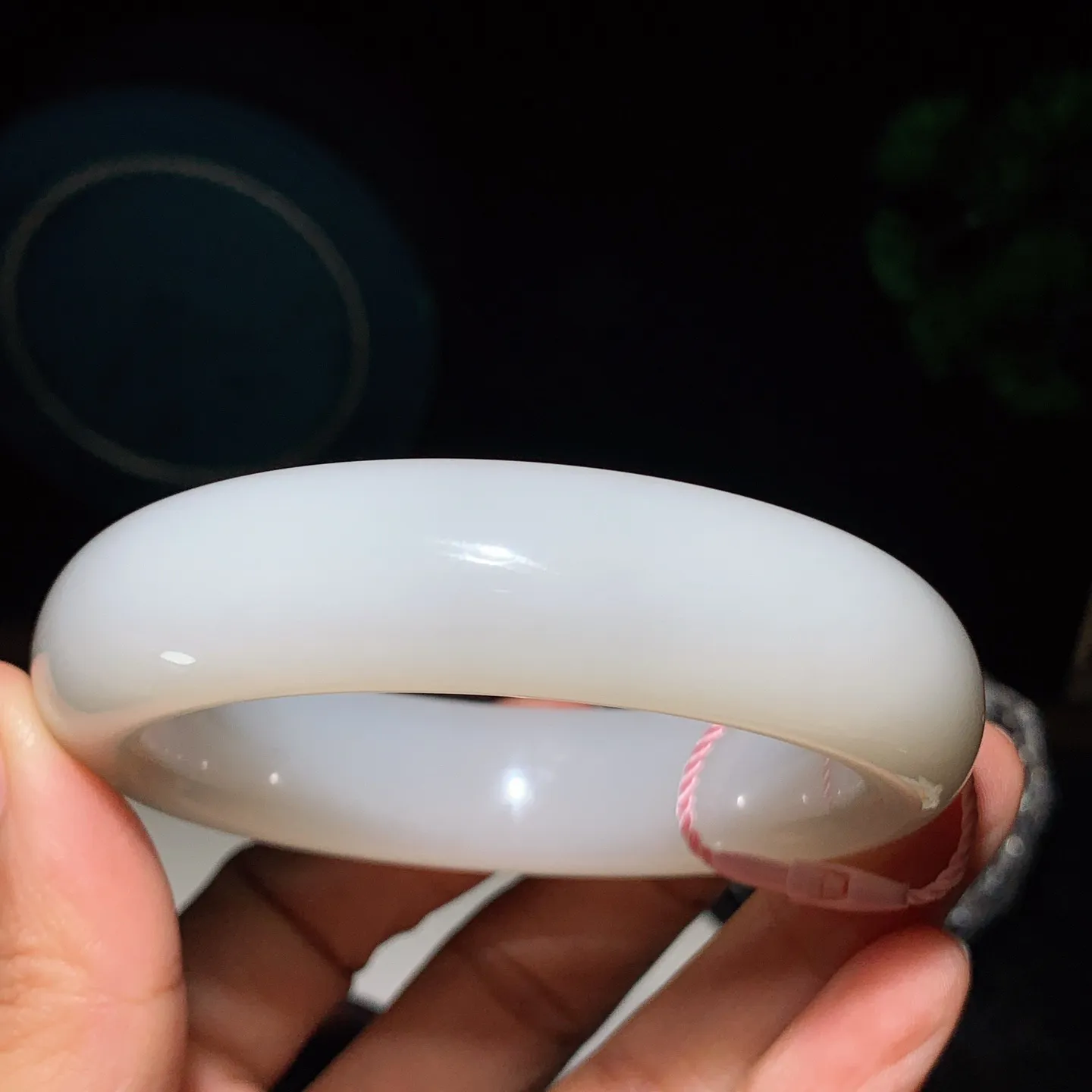 收藏级！58圈口 新疆和田玉白玉羊脂白手镯。羊脂白玉宽版手镯。58圈口条宽17厚10重82.6克 无裂无杂 玉质细腻油润 底色纯净 脂粉好，品质好。lt251231