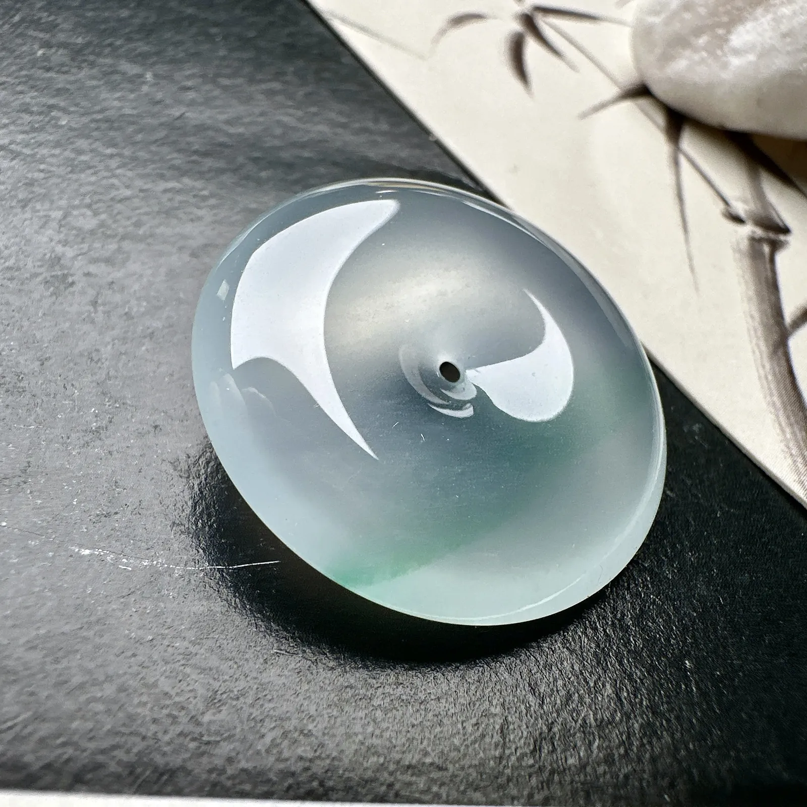 【冰种飘绿线平安扣】质地细腻，品质很好，冰感十足，胶感明显，收藏品质。