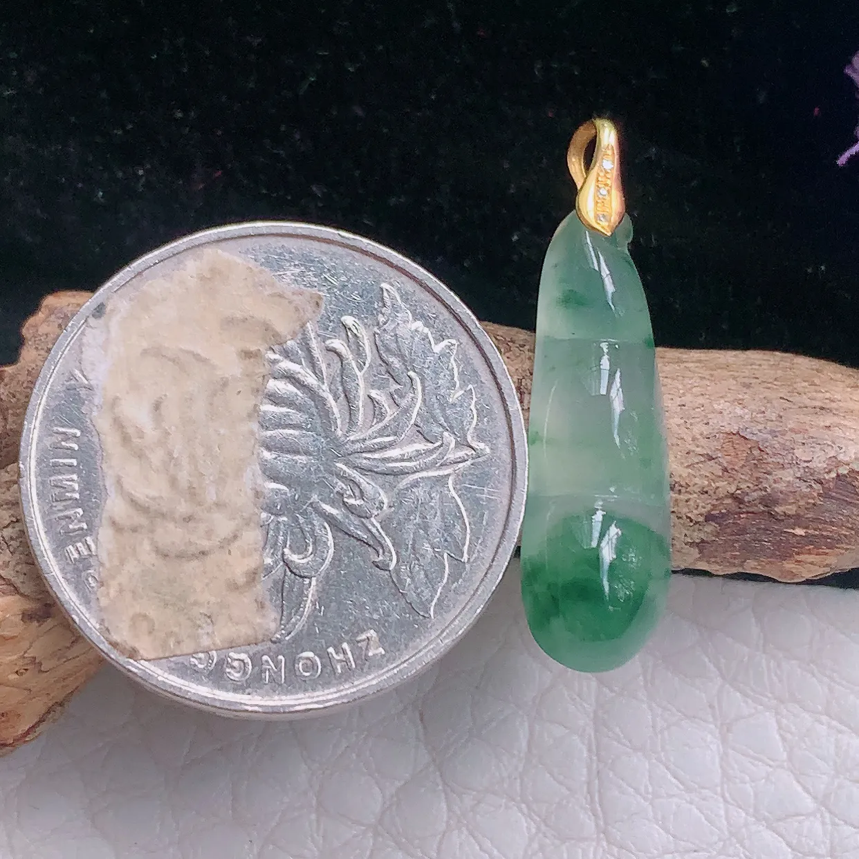 axm自然光27.8*7.3*5天然缅甸翡翠a货精雕冰种飘花平安豆玉吊坠 玉挂件