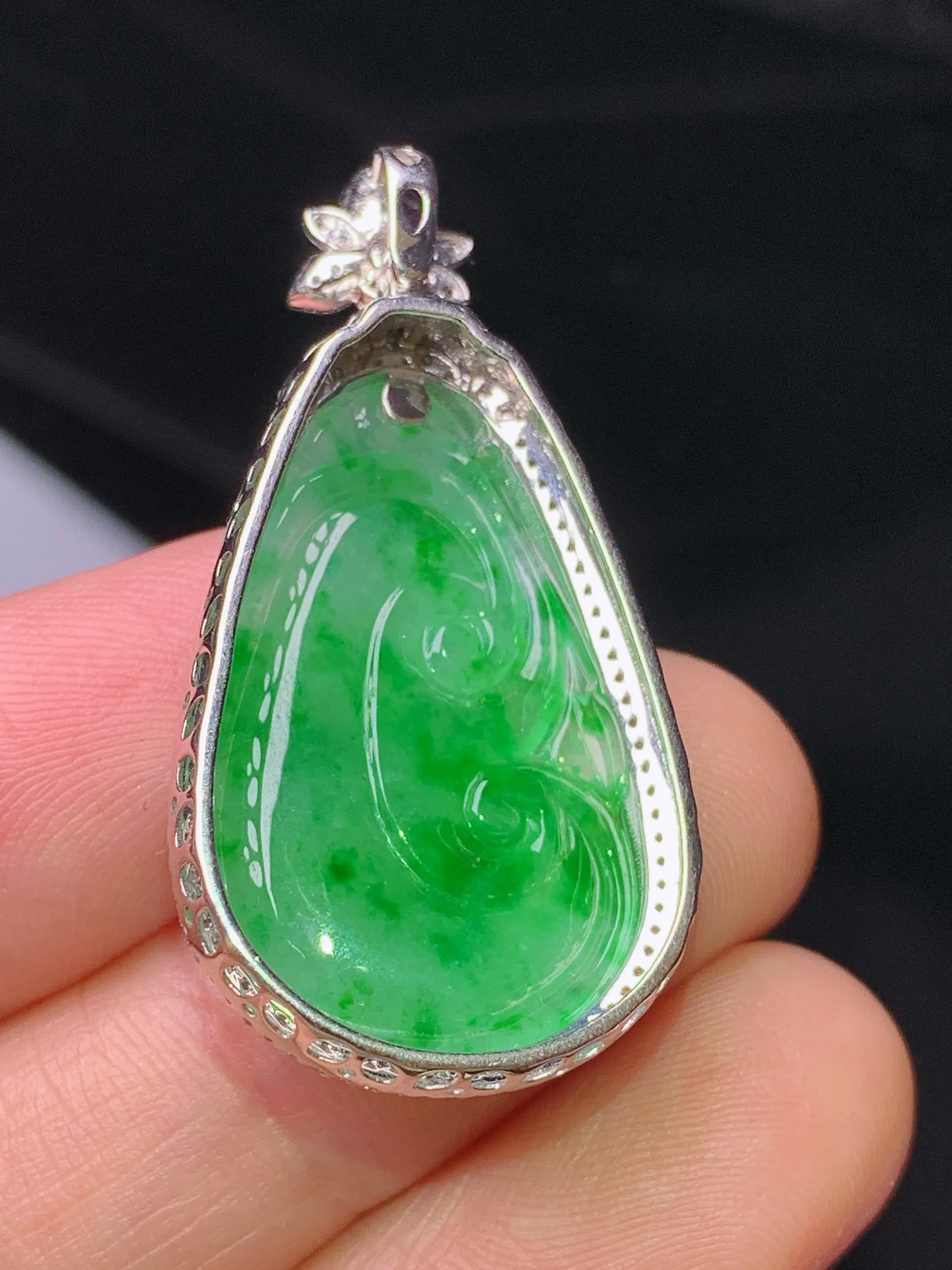 18k金钻镶嵌翠绿如意吊坠 玉质细腻 色泽清新艳丽 整体尺寸36.6*18.8*7.2