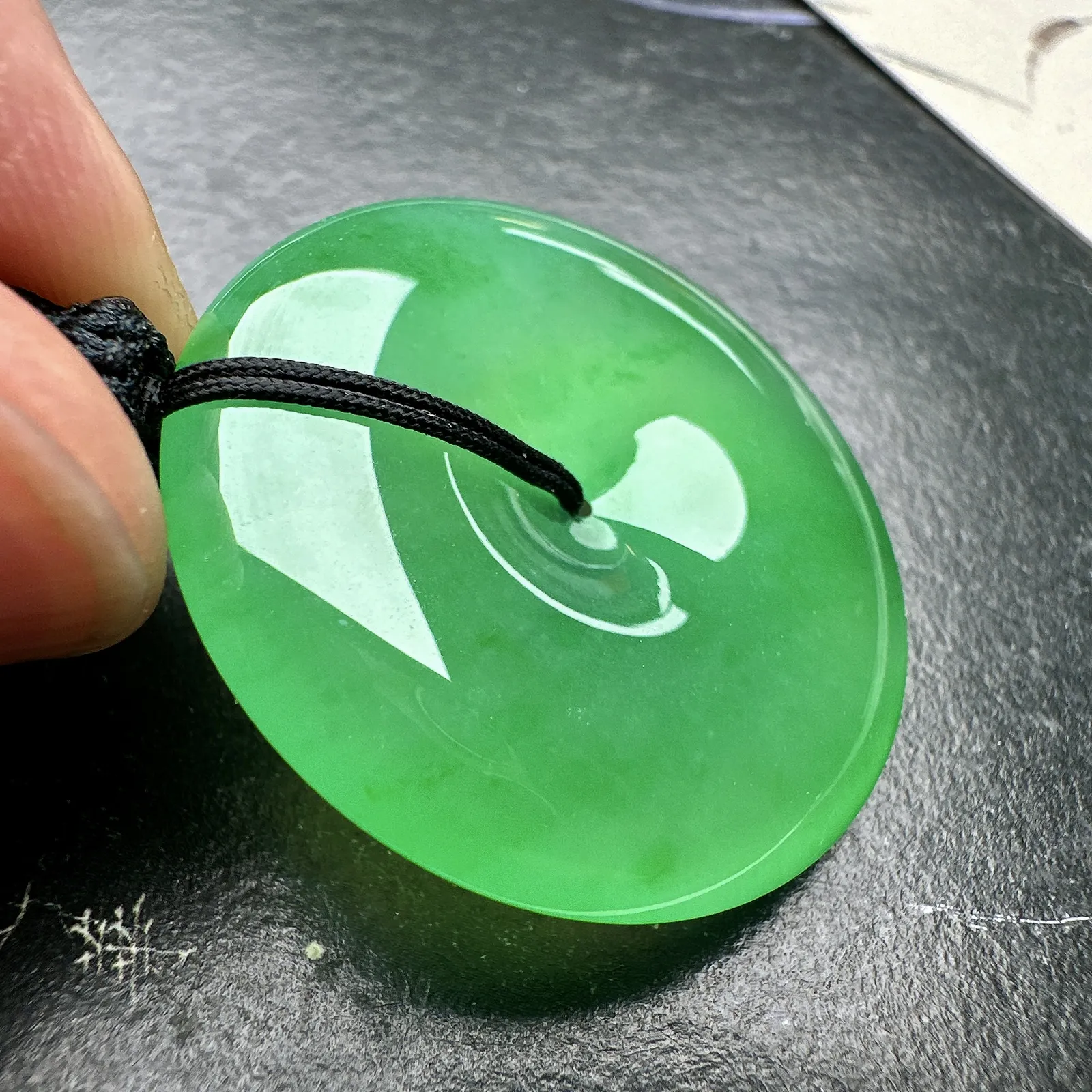 【冰种满绿平安扣】质地非常细腻，冰润十足，种老冰透，收藏品质。