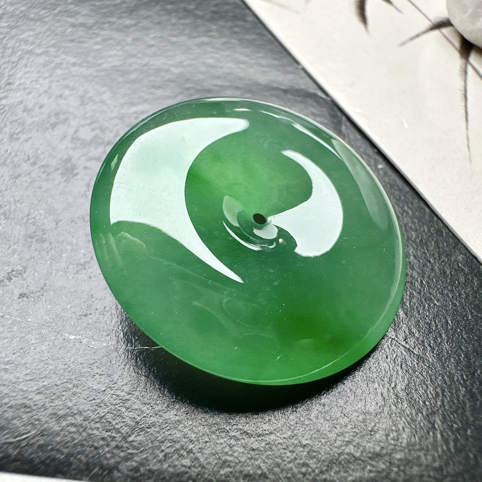 【冰种绿平安扣】质地细腻冰润，品质很好，冰感十足，胶感明显，收藏品质。