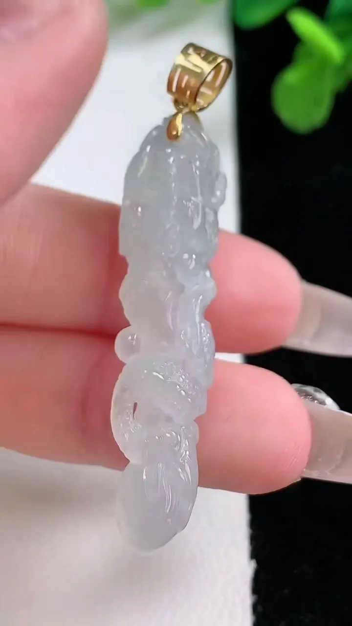 天然A货翡翠种飘花龙柱吊坠，尺寸44-10.4-9.5，重量:6.62g
1月1日