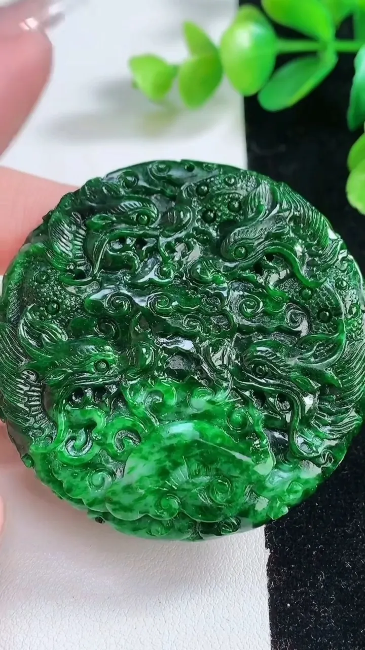 天然A货翡翠九龙至尊 龙牌吊坠，尺寸55.6-9.6，重:55.22g
1月1日