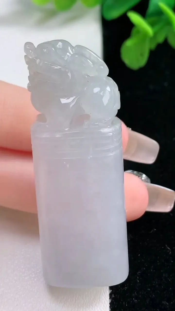 天然A货翡翠貔貅印章，尺寸56.5-20.8-13.7，重量:37.88g
1月1日