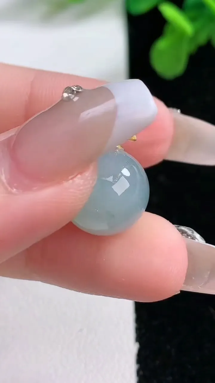 天然A货翡翠18k金飘花圆珠吊坠，尺寸13，重量:4.10g
1月1日