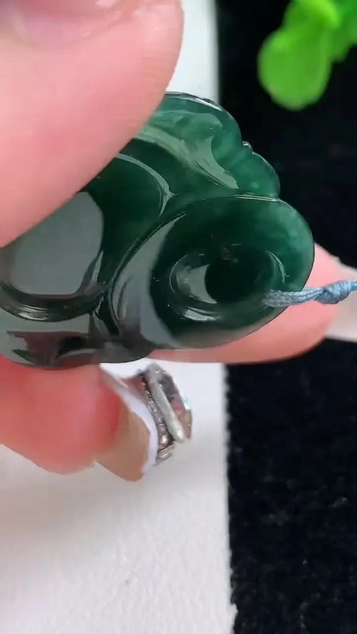 天然A货翡翠佛公吊坠，尺寸29.5-33-4.1，重量:5.76g
1月1日