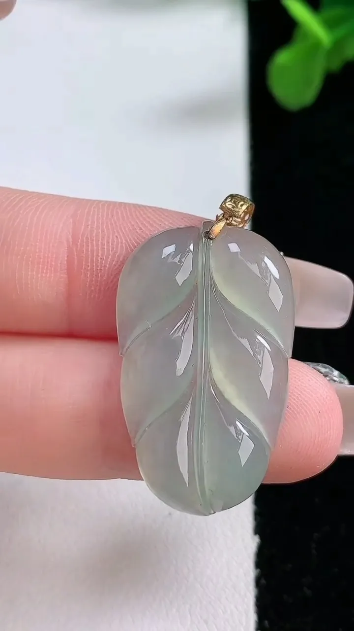 天然A货翡翠金枝玉叶 叶子吊坠，尺寸29.5-18.5-4，重:4.10g
1月1日