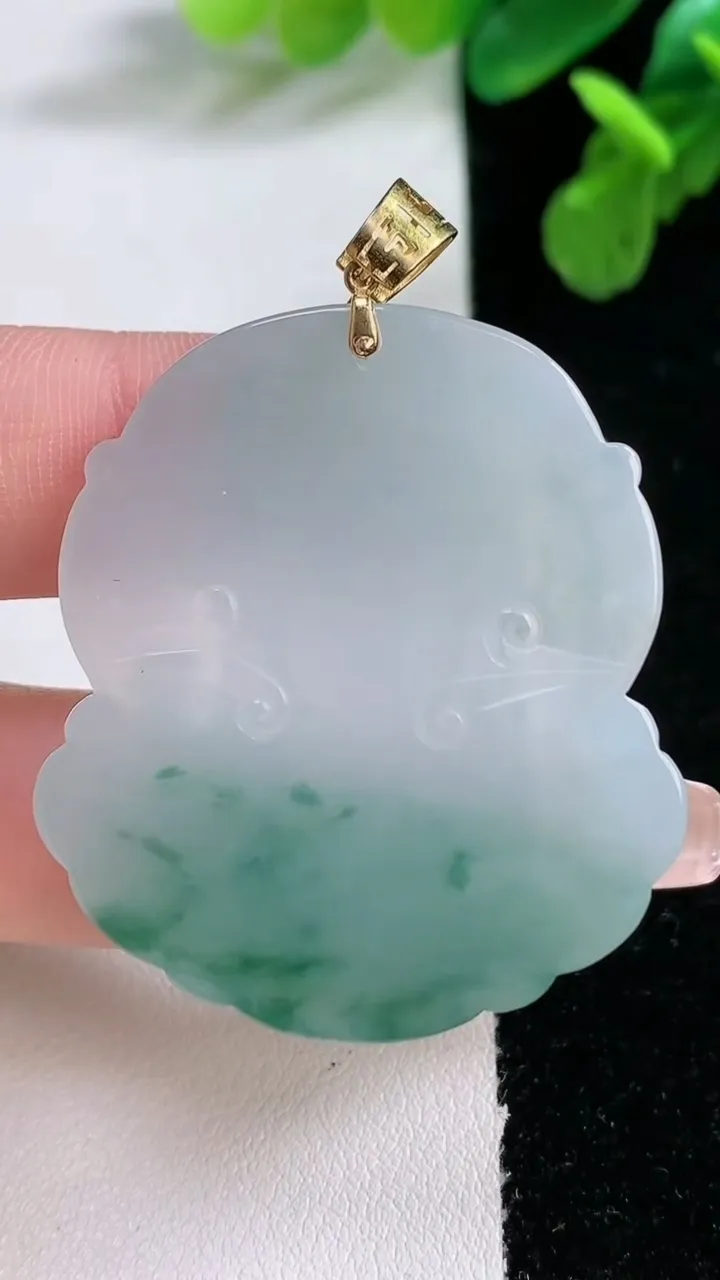 天然A货翡翠种飘花观音头吊坠，尺寸40.8-36.3-6，重量:16.40g
1月1日