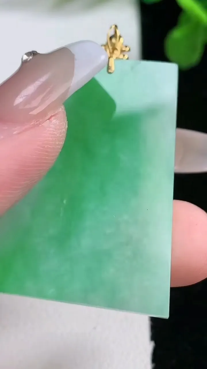 天然A货翡翠无事牌吊坠，尺寸38.7-27.7-2.8，重量:9.64g
1月1日