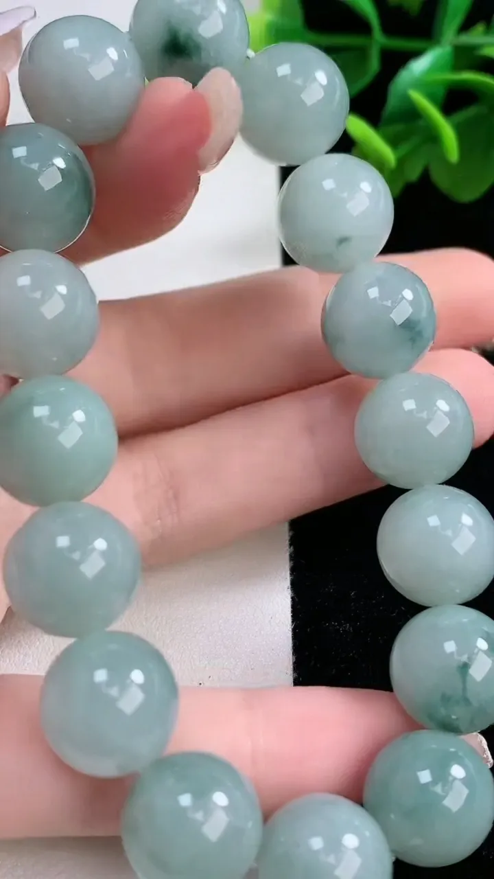 天然A货翡翠飘花圆珠手串16颗，尺寸12.7，重量:57.39g1月1日
工厂直销收藏佳品,种好水足