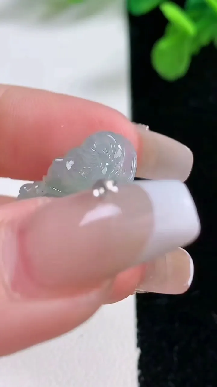 天然A货翡翠佛公吊坠，尺寸22.5-21.2-5，重量:3.20g
1月1日