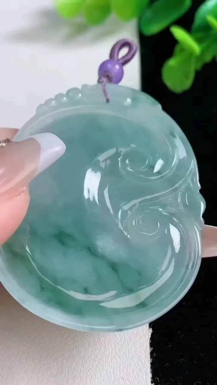 天然A货翡翠冰种飘花如意吊坠，尺寸56-42.5-6，重量:25.58g
1月1日