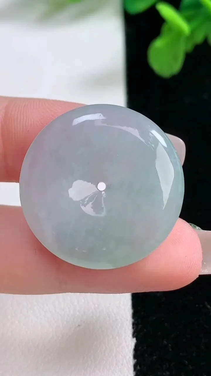 天然A货翡翠平安扣吊坠，尺寸26.8-5.5，重量:8.18g
1月1日