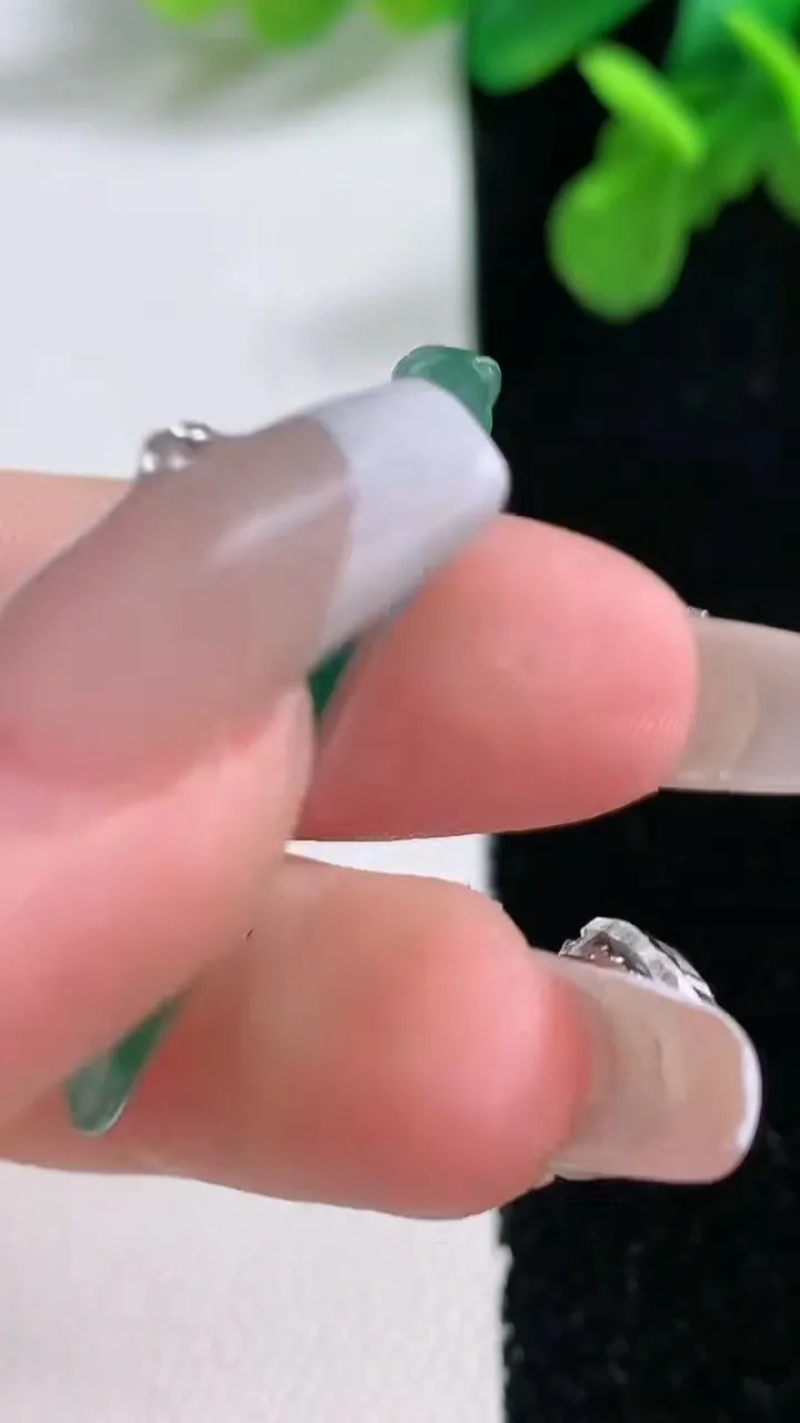 天然A货翡翠福瓜吊坠，尺寸34-14.5-5.4，重量:4.65g
1月1日