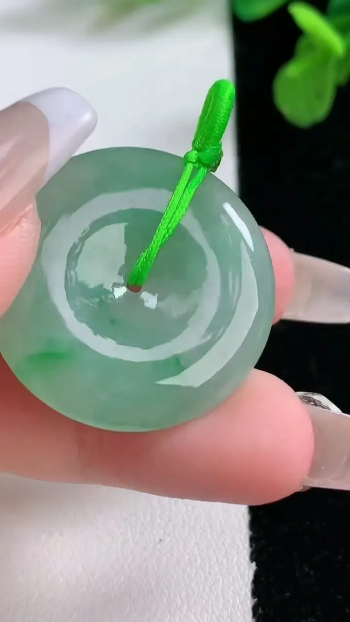 天然A货翡翠平安扣吊坠，尺寸29-5.1，重量:9.31g
1月1日