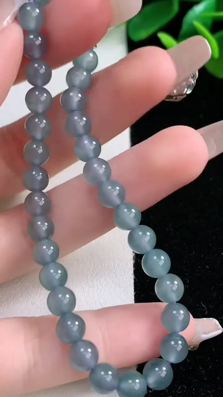 天然A货翡翠种蓝水圆珠手串31颗，尺寸5.8，重量:12.38g1月1日
工厂直销收藏佳品,种好水足，色泽均匀，有种有色，上手高大气！