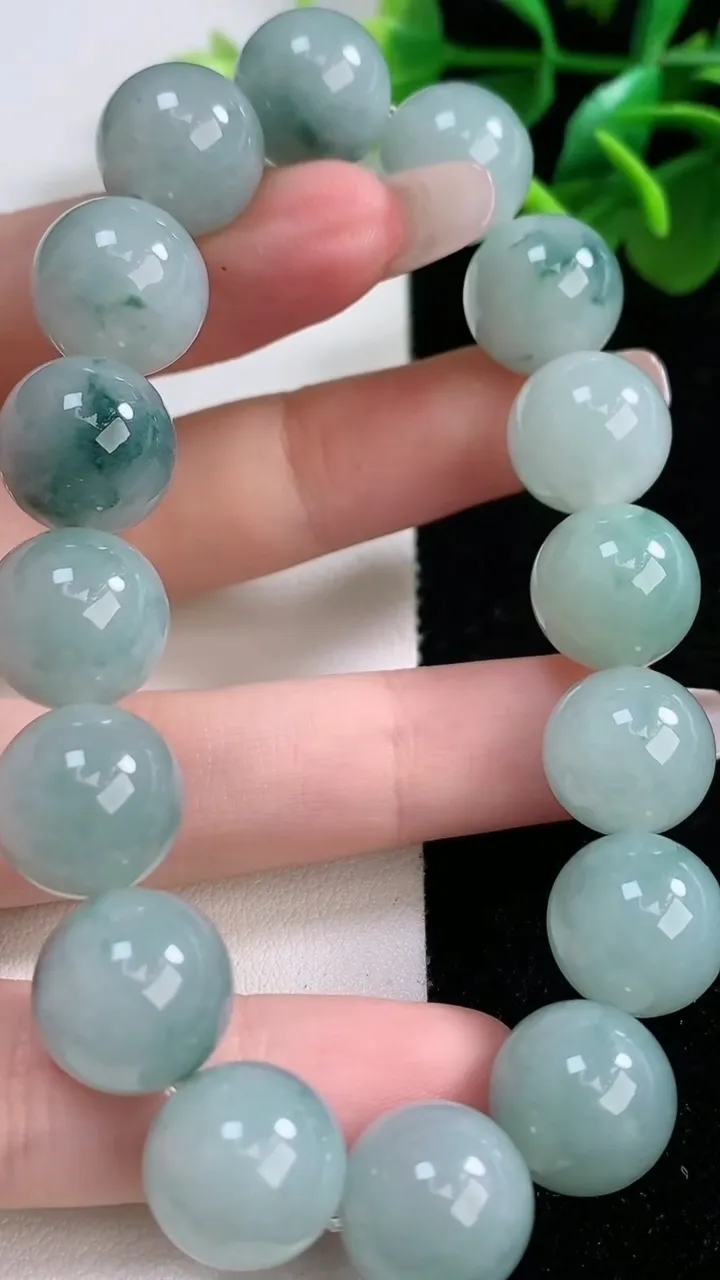 天然A货翡翠飘花圆珠手串16颗，尺寸12.7，重量:57.39g1月1日
工厂直销收藏佳品,种好水足，色泽均匀，有种有色，上手高大气！