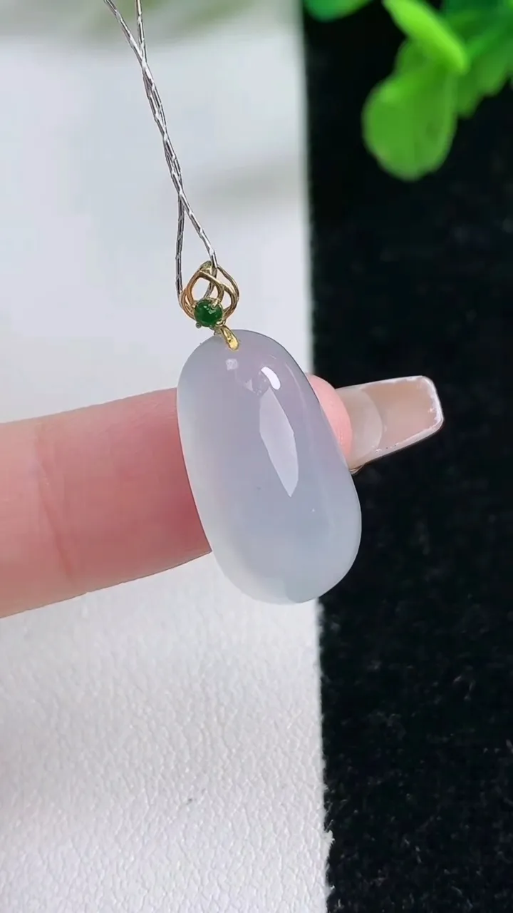 天然A货翡翠种白冰福瓜吊坠，尺寸18.5-11-6，重量:2.61g
1月1日