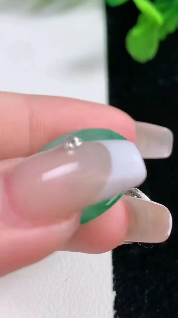 天然A货翡翠平安扣吊坠，尺寸22.8-3.3，重量:3.88g
1月1日