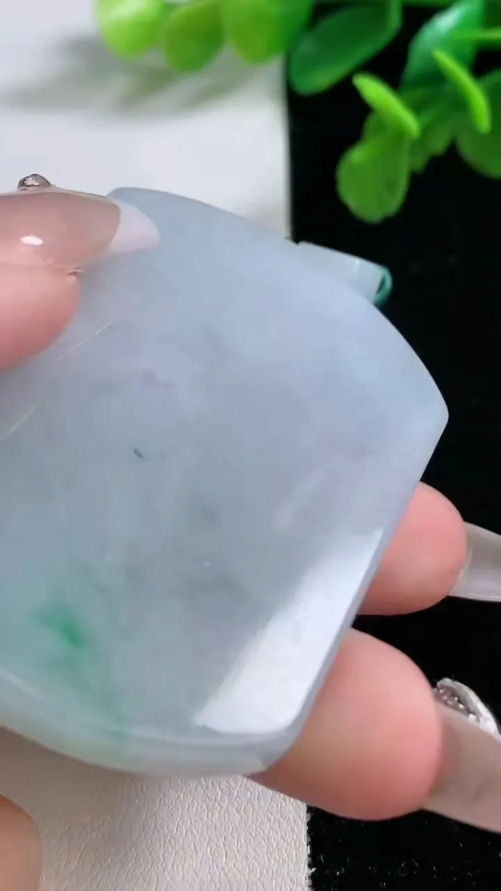 天然A货翡翠无事牌吊坠，尺寸55.2-40.7-6，重量:40.65g
1月1日