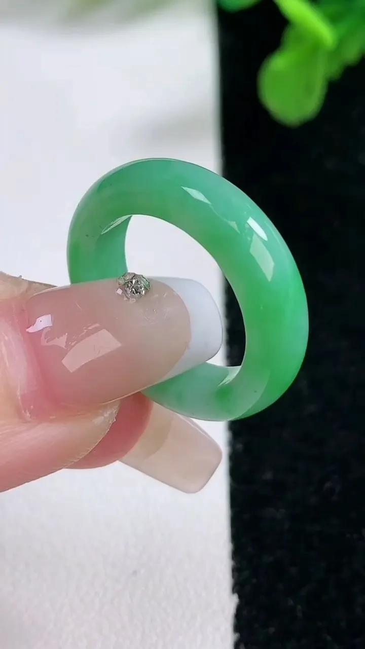 天然A货翡翠指环 戒指，尺寸17-5.6-3.7，重量:4.14g2026年1月1日
工厂直销收藏佳