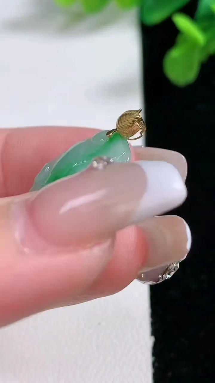 天然A货翡翠荷叶鱼吊坠，尺寸26.4-18-6，重量:5.40g
1月1日