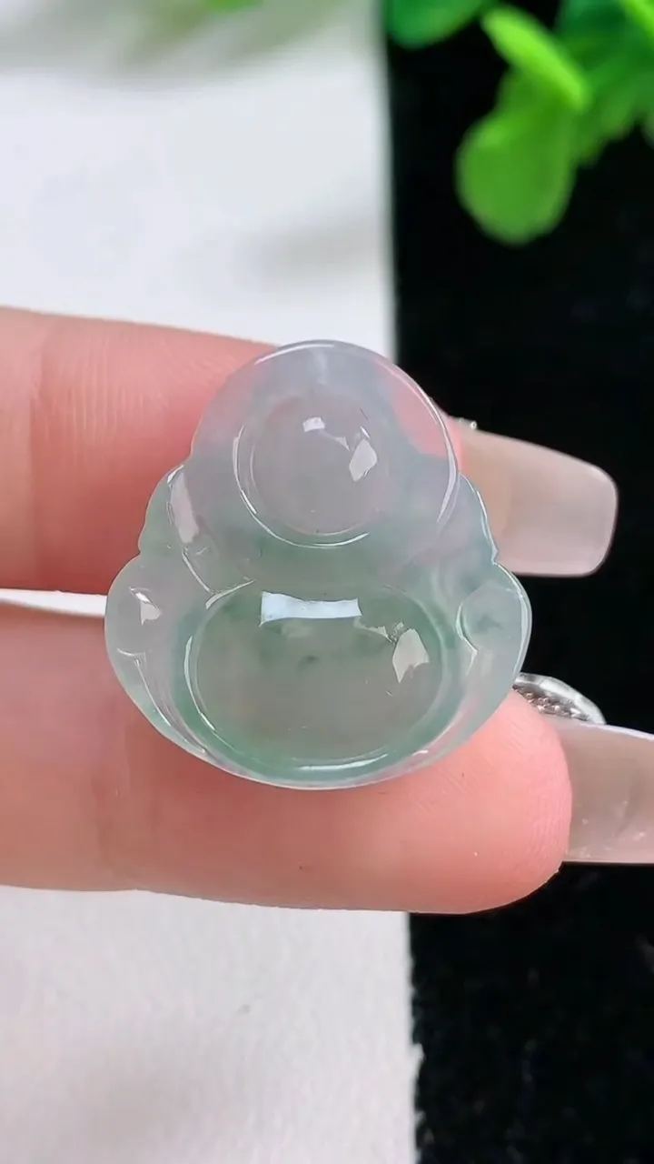 天然A货翡翠佛公吊坠，尺寸22.5-21.2-5，重量:3.20g
1月1日