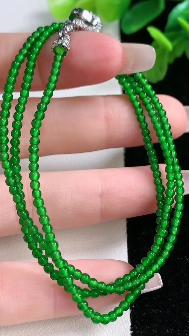 天然A货翡翠小米圆珠项链238颗，尺寸2.3，重量:6.42g
1月1日